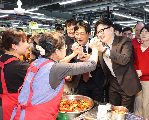 한동훈 국민의힘 대표가 10·16 보궐선거에서 당선된 박용철 강화군수와 22일 오후 인천 강화군 강화읍 풍물시장은 찾아 상인들에게 당선인사를 하고 있다. 2024.10.22.