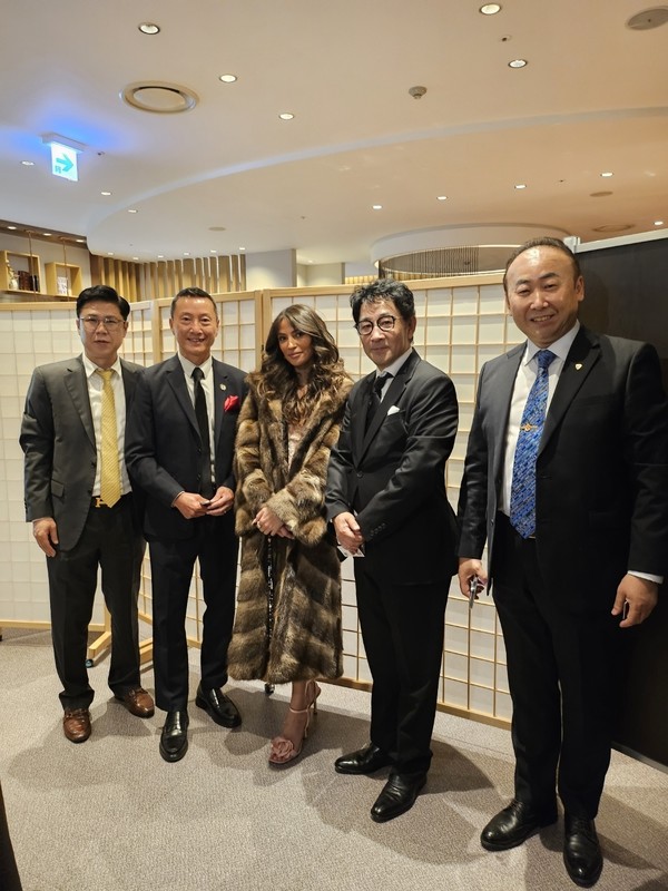  올인2에 전기스포츠카를 협찬하는 새안그룹 이정용 회장(사진 오른쪽). 