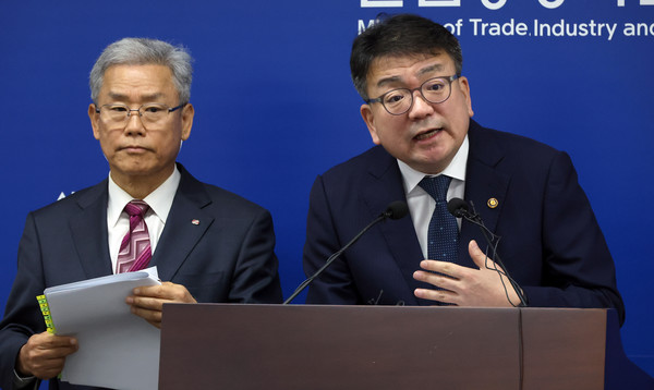 최남호 산업통상자원부 2차관과 김동철 한국전력 사장이 23일 세종시 정부세종청사에서 전기요금 조정방안을 발표하고 있다. 2024.10.23.