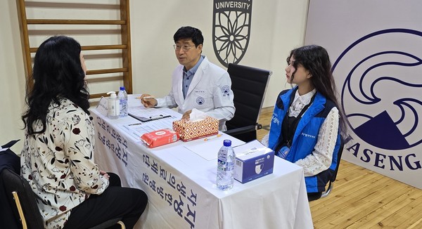 [사진설명] 자생의료재단 신민식 사회공헌위원장이 우즈베키스탄 의료봉사활동에서 고려인 후손을 진료하고 있다