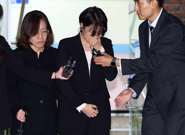 음주운전 혐의로 입건된 문재인 전 대통령의 딸 문다혜 씨가 18일 서울 용산경찰서에서 열린 조사를 마치고 건물을 나서며 고개를 숙이고 있다. 2024.10.18.