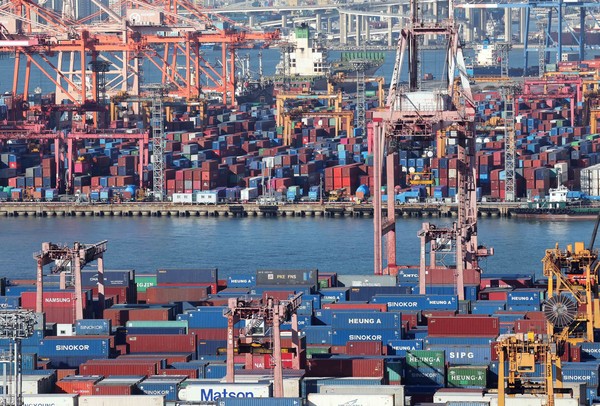 24일 한국은행이 발표한 '2024년 3분기 연간 실질 국내총생산(GDP)' 속보치에 따르면 우리나라의 3분기 실질GDP는 전기대비 0.1% 증가했다. 이날 오전 부산 남구 신선대(사진 아래) 및 감만(위) 부두 야적장에 컨테이너가 가득 쌓여 있다. 2024.10.24.