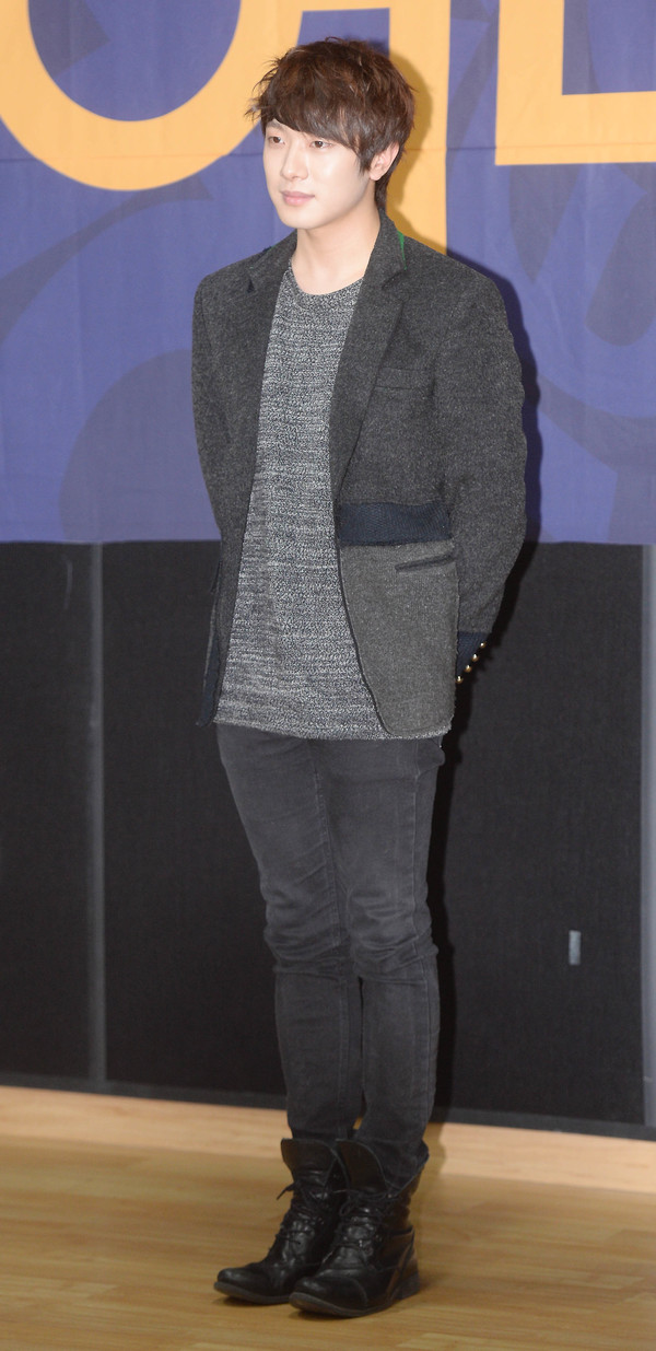 그룹 FT아일랜드의 최민환이 14일 오후 서울 종로구 동숭길 대학로뮤지컬센터에서 열린 뮤지컬 '요셉 어메이징'의 기자간담회에서 포토타임을 갖고 있다. 뮤지컬의 거장 앤드루 로이드 웨버와 팀 라이스가 최초의 공동작업 하고 화려한 무대와 귀에 익숙한 음악으로 뮤지컬에 익숙하지 않은 관객도 편안하게 관람할 수 있는 뮤지컬 '요셉 어메이징'은 오는 2월 9일까지 대학로 뮤지컬센터에서 공연된다. 2014.01.14.