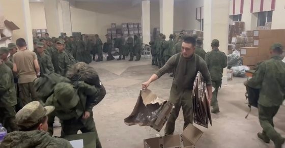 우크라이나 군 전략소통·정보보안센터(SPRAVDI)가 최근 북한군으로 추정되는 군인들이 줄을 서서 러시아 보급품을 받고 있다고 공개한 영상 / 출처=[SPRAVDI 페이스북]