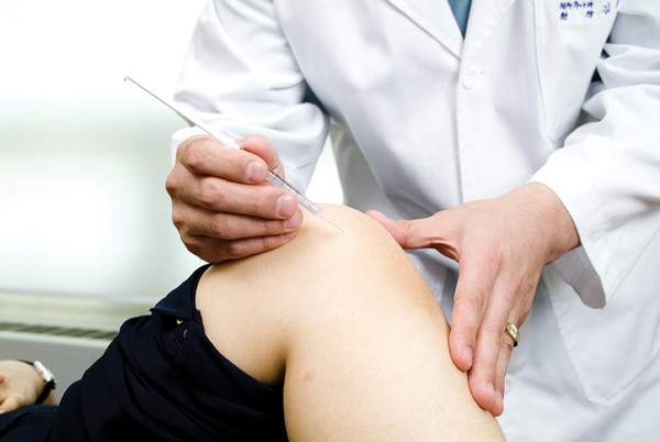 [사진설명] 자생한방병원 의료진이 무릎관절염 환자에게 약침치료를 진행하고 있다