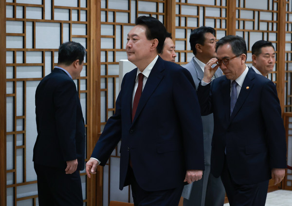 석열 대통령이 28일 서울 용산 대통령실 청사에서 열린 주한대사 신임장 제정식을 마친 뒤 환담 장소로 향하고 있다. (대통령실통신사진기자단) 2024.10.28.