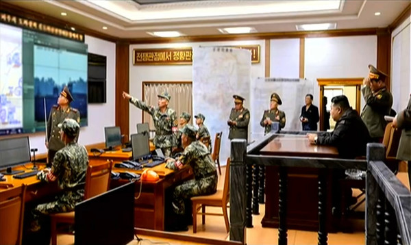 북한 조선중앙TV는 김정은 국무위원장이 17일 조선인민군 제2군단 지휘부를 방문했다고 보도했다. 김 위원장은 이 자리에서 경의선·동해선 남북 연결도로 일부 구간을 폭파한 사실을 언급하고 "우리 군대는 대한민국이 타국이며 명백한 적국이라는 엄연한 사실을 다시 한번 똑바로 새겨야 한다"고 말했다.2024.10.18 / 사진=[조선중앙TV 캡처]