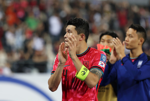 15일 경기도 용인미르스타디움에서 열린 2026 북중미 월드컵 아시아 지역 3차 예선 B조 4차전 대한민국과 이라크의 경기에서 임시 주장 김민재가 3-2로 승리한 뒤 관중들에게 박수치고 있다. 2024.10.15.