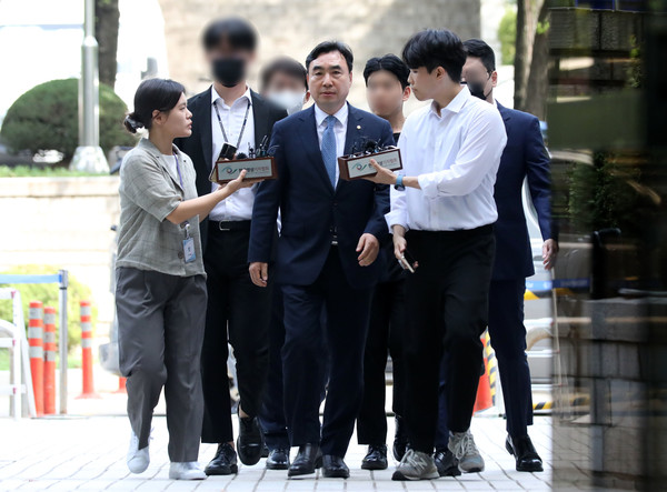 2021년 더불어민주당 전당대회 돈 봉투 살포 의혹에 관여한 혐의로 구속영장이 청구된 윤관석 무소속 의원이 4일 서울 서초구 서울중앙지법에서 열린 영장실질심사(구속 전 피의자심문)에 출석하고 있다. 2023.08.04.