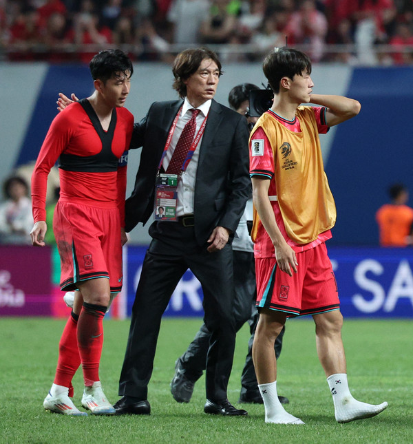 5일 서울 마포구 서울월드컵경기장에서 열린 2026 북중미 월드컵 아시아 지역 3차 예선 B조 1차전 대한민국과 팔레스타인의 경기가 0-0 무승부로 끝난 뒤 대표팀 홍명보 감독이 손흥민을 격려하고 있다. 2024.09.05.