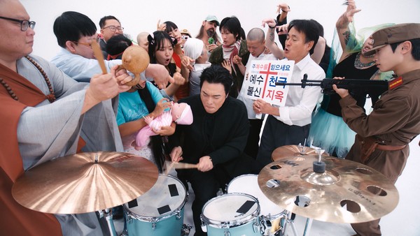 SURL이 10월 27일 발매한 EP 'XYRUP'의 타이틀곡 '숲 (산과 엘리베이터)'의 감각적인 뮤직비디오,