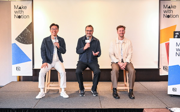 [사진2] 글로벌 협업 툴 Notion이 5일 ‘Make with Notion’ 기자간담회를 개최했다. 사진은 기자들의 질문에 대답하고 있는 Notion 관계자(왼쪽부터 박대성 지사장, 퍼지 코스로우샤히, 존 헐리)의 모습