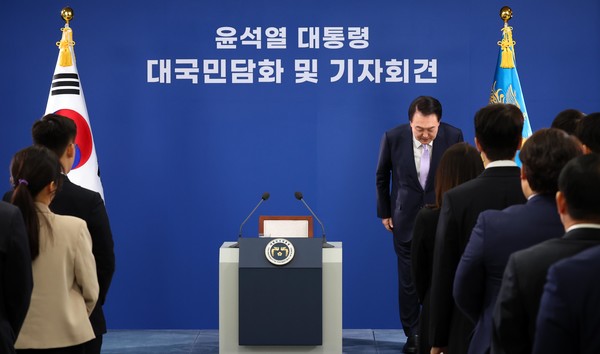 윤석열 대통령이 7일 서울 용산 대통령실 청사에서 열린 대국민담화 및 기자회견에 앞서 인사하고 있다. 2024.11.07.