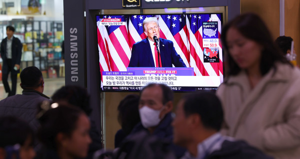 6일 서울 중구 서울역 대합실에서 시민들이 미국 공화당 대선 후보인 도널드 트럼프 전 대통령의 승리선언 관련 뉴스를 시청하고 있다. 2024.11.06.