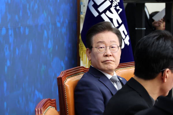 이재명 더불어민주당 대표가 6일 오전 서울 여의도 국회에서 열린 최고위원회의에서 경제상황판을 보고 있다. 2024.11.06