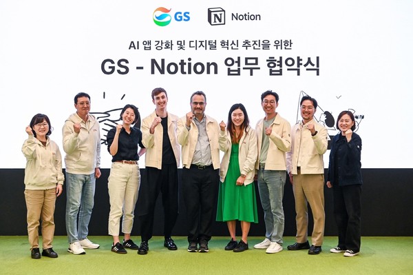 [사진2]  서울 강남구 GS타워에서 열린 AI 앱 강화와 디지털 혁신 추진을 위한 업무 협약식에 참석한 Notion과 GS그룹 관계자들이 기념촬영을 하고 있다.