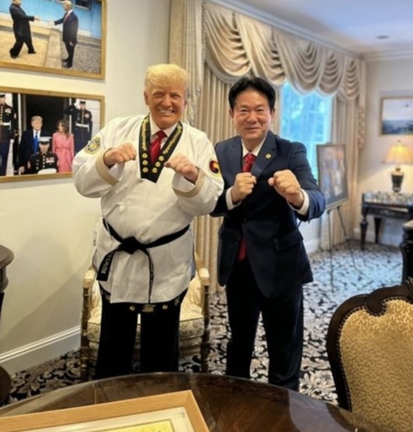 2021년 태권도 명예 9단증을 받은 도널드 트럼프 미국 대통령 당선인. 도널드 트럼프 미국 대통령 당선인(왼쪽)이 재선을 준비하던 2021년 11월 19일(현지시간) 미국 플로리다주 팜비치의 마라라고 리조트에서 이동섭 국기원장(오른쪽)으로부터 태권도 명예 9단증을 받은 뒤 태권도복을 입고 포즈를 취하고 있다. (사진=국기원 제공)