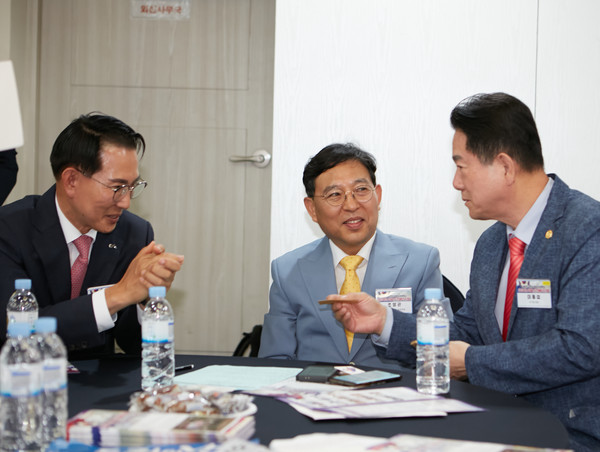 왼쪽부터 이완섭 서산시장과 도전한국인 조영관 상임대표, 이동섭 태권도 국기원장이 대화를 나누고 있다.