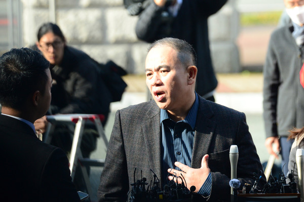 김건희 여사 공천 개입 의혹 핵심 당사자인 명태균 씨가 8일 오전 조사를 받기 위해 경남 창원시 성산구 창원지방검찰청으로 출석해 취재진의 질문을 받고 있다. 2024.11.08