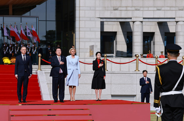 윤석열 대통령과 부인 김건희 여사가 24일 서울 용산 대통령실 청사에서 열린 안제이 두다 폴란드 대통령 국빈방한 공식환영식에서 국기에 경례하고 있다.2024.10.24 / 사진=[대통령실통신사진기자단]