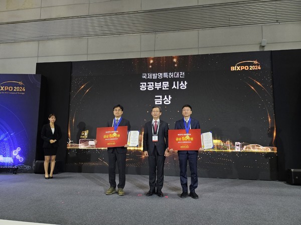 한국전력기술(오른쪽)의 주관으로 금상을 수상한 기념사진을 BIXPO 2024 현장에서 촬영하고 있다. (사진 제공=㈜넥스트코어테크놀로지)