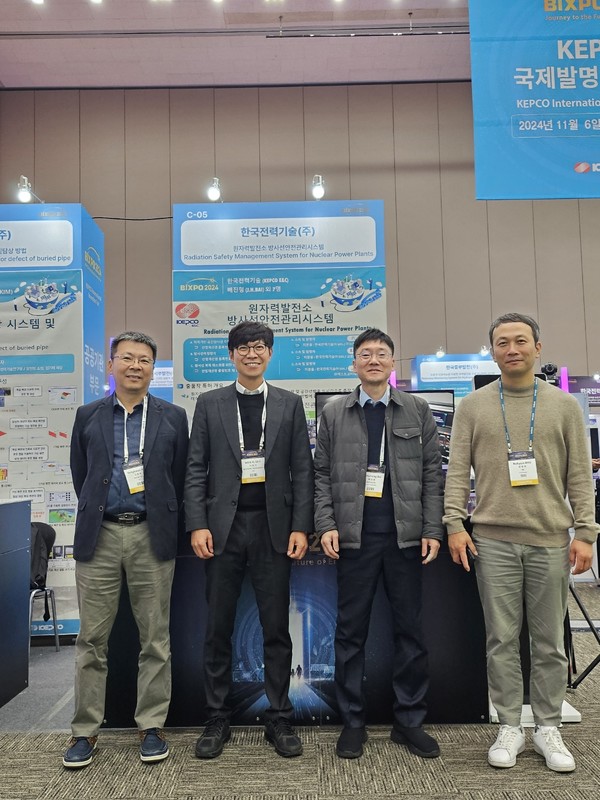 방사선안전관리시스템 관계자들이 기념사진을 촬영하고 있다. (왼쪽부터 ㈜뉴케어, ㈜넥스트코어테크놀로지, 한국전력기술, 고등기술연구원연구조합) (사진 제공= ㈜넥스트코어테크놀로지)