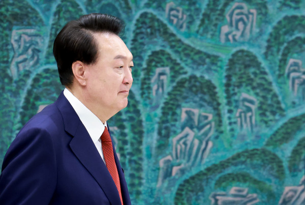 윤석열 대통령이 10일 서울 용산 대통령실에서 '대외여건 변화에 따른 긴급 경제·안보 점검회의'를 주재하기 위해 회의실에 입장하고 있다. 이날 회의는 미국 트럼프 정부 출범에 따른 경제 및 안보정책 변화와 영향을 점검하기 위해 열렸다.2024.11.10 / 사진=[대통령실통신사진기자단]