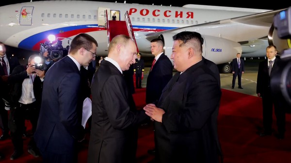 김정은 북한 국무위원장이 지난 19일 평양 국제공항에서 평양을 방문일정을 마친 블라디마르 푸틴 러시아 대통령을 환송 했다고 조선중앙TV가 20일 보도했다.2024.06.20 / 사진=[조선중앙TV 캡쳐]