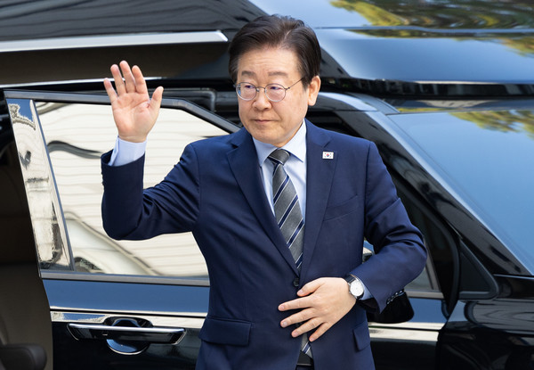 이재명 더불어민주당 대표가 12일 오전 서울 서초구 서울중앙지방법원에서 열린 '대장동 배임 및 성남FC 뇌물 의혹' 관련 56차 공판에 출석하며 지지자들에게 인사하고 있다. 2024.11.12.