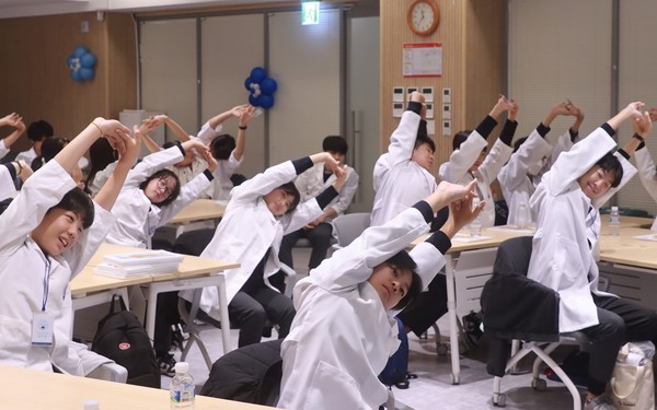 [사진설명] 대청중 학생들이 자생한방병원 한의사의 안내에 따라 ‘자생 척추체조’를 하고 있다