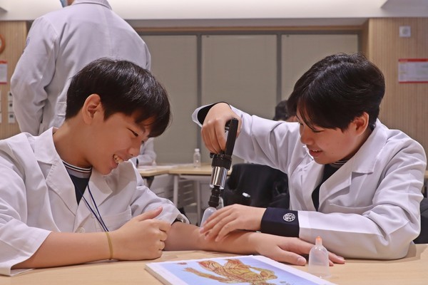 [사진설명] 자생의료재단 한의사 진로직업체험 프로그램에서 대청중 학생들이 부항 치료를 실습하고 있다