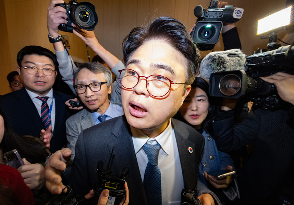 임현택 대한의사협회장이 10일 서울 용산구 대한의사협회에서 열린 2024년도 긴급 임시대의원총회에서 본인의 불신임(탄핵) 안건 가결을 확인한 뒤 회의장을 나서고 있다. 2024.11.10.