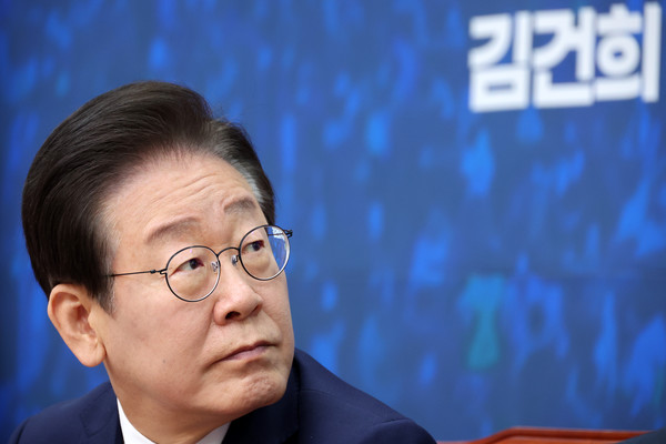 이재명 더불어민주당 대표가 18일 오전 서울 여의도 국회에서 열린 최고위원회의에서 전현희 최고위원 발언을 듣고 있다. 2024.11.18.