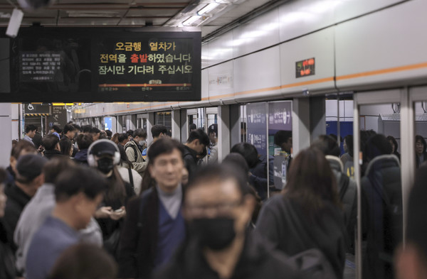 19일 서울 종로구 지하철 3호선 종로3가역에서 시민들이 지하철을 기다리고 있다. 서울 지하철 1~8호선을 운영하는 서울교통공사 노동조합이 다음 달 6일 총파업을 예고했다. 총파업을 앞두고 오는 20일부터 준법투쟁에 돌입한다. 전국민주노동조합총연맹 산하 서울교통공사 제1노조는 오늘 기자회견을 열고 “11월 20일을 기해 준법 운행, 법과 사규에 정한 2인1조 작업 준수, 규정에서 정한 점검 외 작업 거부 등 준법투쟁을 개시한다”고 발표했다. 2024.11.19.