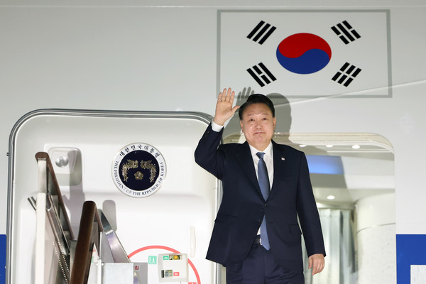 APEC 정상회의와 G20 정상회의 일정을 마친 윤석열 대통령이 21일 성남 서울공항을 통해 귀국해 공군 1호기에서 내리며 인사하고 있다. 2024.11.21 / 사진=[대통령실 제공]
