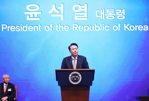 윤석열 대통령이 22일 서울 중구 신라호텔에서 열린 제56회 국가조찬기도회에 참석해 인사말을 하고 있다. 2024.11.22.