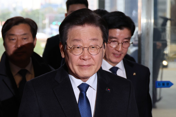 위증교사 혐의 재판 1심 선고에서 무죄 판결을 받은 이재명 더불어민주당 대표가 25일 오후 서울 여의도 국회로 복귀하고 있다. 2024.11.25.