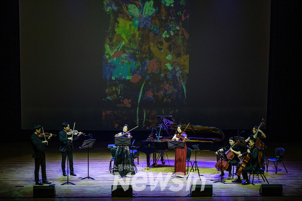 ▲첼리스트 문지형(오른쪽 세 번째)이 지난 23일 부평아트센터 해누리극장에서 열린 i-신포니에타 창단 20주년 특별 연주회 '아다지오'에 참여해 i-신포니에타와 함께 연주하고 있다. (사진=민경찬 기자)