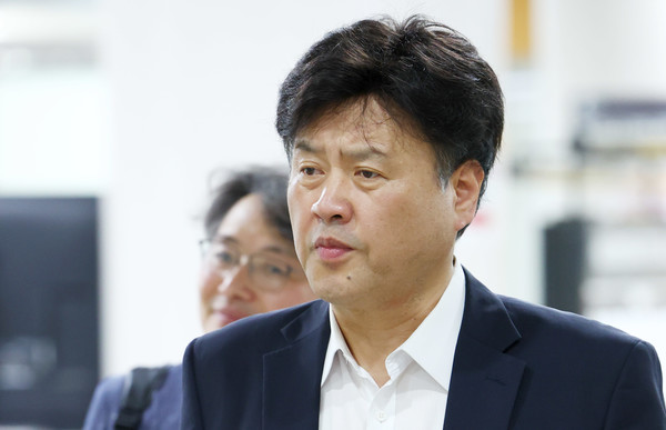 김용 전 민주연구원 부원장이 26일 서울 서초구 서울고등법원에서 열린 '민주당 불법 대선자금 수수 의혹' 관련 항소심 공판에 출석하고 있다. 2024.08.26.