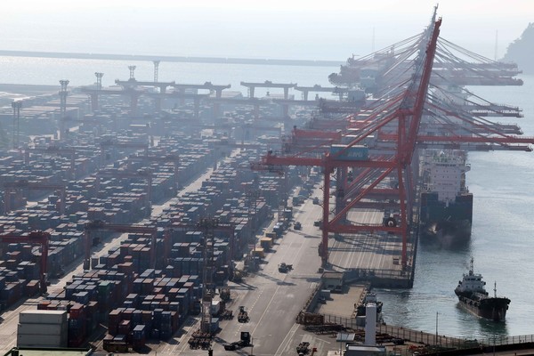 관세청에 따르면 지난 1~20일 지난해 같은 기간 대비 수출은 5.8%(19억6000만 달러)가 증가한 356억달러, 수입은 1.0%(3억6000만 달러) 감소한 348억달러로 집계됐다. 이에 따라 이달 무역수지는 7억9800만 달러, 연간 누계는 403억6400만 달러 흑자를 기록 중이다. 21일 부산 남구 신선대부두에서 컨테이너 선적 및 하역작업이 진행되고 있다. 2024.11.21.