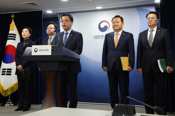 최상목 경제부총리 겸 기획재정부 장관이 2일 오전 서울 종로구 정부서울청사에서 야당 단독감액안의 문제점 등에 대한 정부 입장 합동 발표를 하고 있다. 왼쪽부터 오영주 중소벤처기업부 장관, 조규홍 보건복지부 장관, 최 부총리, 이상민 행정안전부 장관, 방기선 국무조정실장. 2024.12.02.