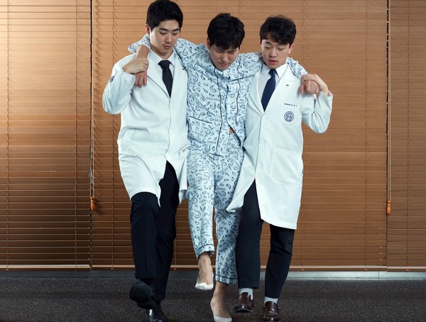 [사진설명] 자생한방병원 의료진이 요추부 동작침법을 시행하고 있다