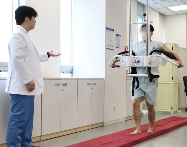 [사진설명]특수 견인장치를 활용한 동작침법(T-MSAT)모습