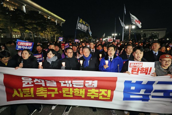 4일 오후 서울 여의도 국회에서 열린 윤석열 대통령 사퇴 촉구·탄핵 추진 범국민 촛불문화제에서 이재명 더불어민주당대표와 박찬대 원내대표 등 참가자들이 촛불을 들고 행진하고 있다. 2024.12.04