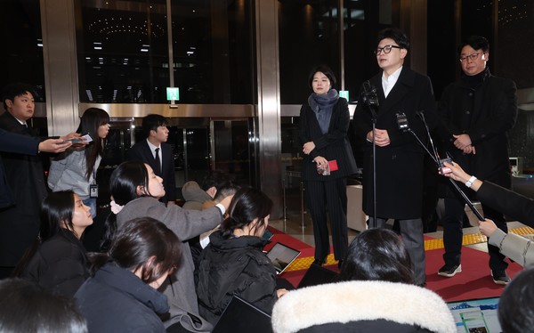 한동훈 국민의힘 대표가 4일 오후 서울 여의도 국회에서 열린 비상 의원총회에 참석하기에 앞서 취재진의 질문에 답변하고 있다. 2024.12.04.