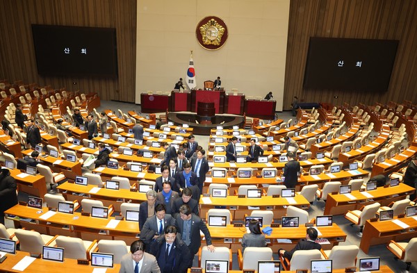 더불어민주당 등 야당 의원들이 7일 서울 여의도 국회에서 김건희 여사 특검 및 윤석열 대통령 탄핵소추안을 안건으로 열린 제418회 국회(정기회) 제17차 본회의에서 대통령 탄핵소추안이 '투표불성립'으로 폐기되자 회의장을 나서고 있다. 2024.12.07.