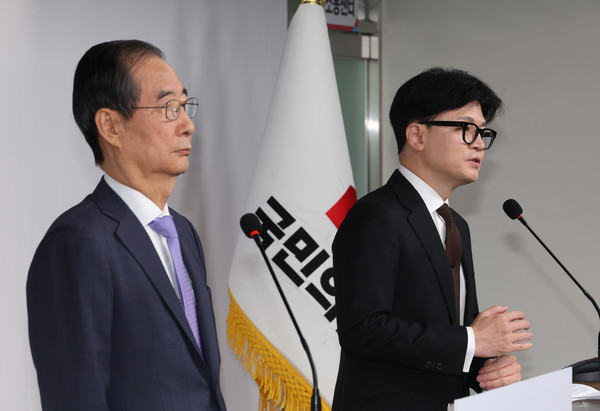 한동훈 국민의힘 대표와 한덕수 국무총리가 8일 서울 여의도 국민의힘 당사에서 대국민 공동 담화를 하고 있다. 2024.12.08