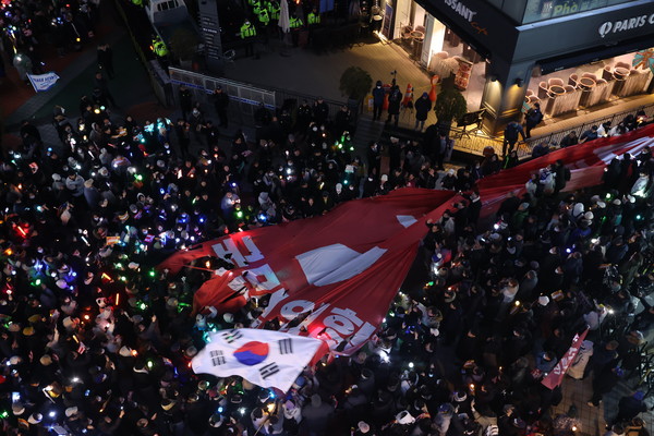 9일 서울 여의도 국민의힘 당사 앞에서 시민들이 윤석열 대통령 탄핵과 국민의힘 해체를 촉구하고 있다. 2024.12.09.