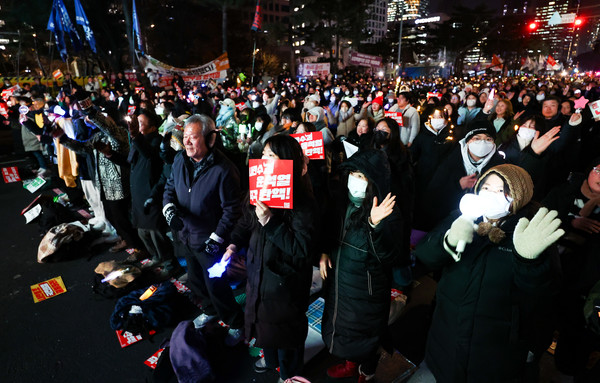 10일 오후 서울 여의도 국회 앞에서 열린 내란수괴 윤석열 즉각 탄핵! 시민촛불집회가 열리고 있다. 2024.12.10.
