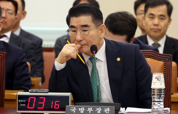 김용현 국방부 장관이 15일 오전 서울 여의도 국회에서 열린 국방위원회 전체회의에서 추미애 더불어민주당 의원이 준비한 '윤석열 대통령 군 골프장 출입 정황(8회)' 관련 자료 화면을 바라보고 있다. 2024.11.15.